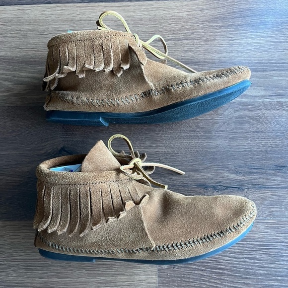 NWOT Minnetonka Women's Classic Fringe Boot in Softsole Brown - Picture 10 of 15